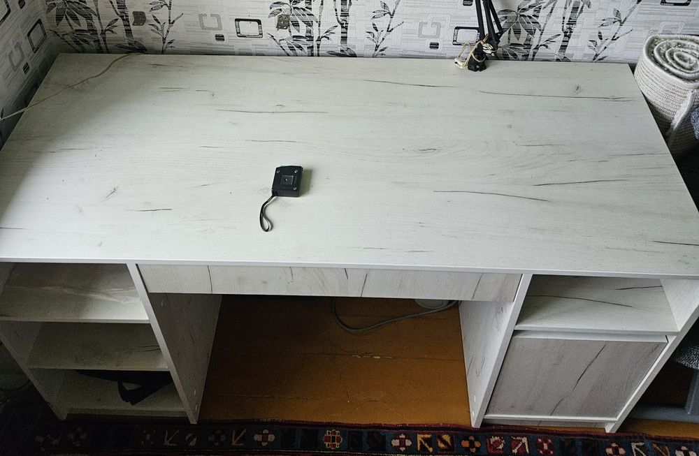 Стол письменный белый