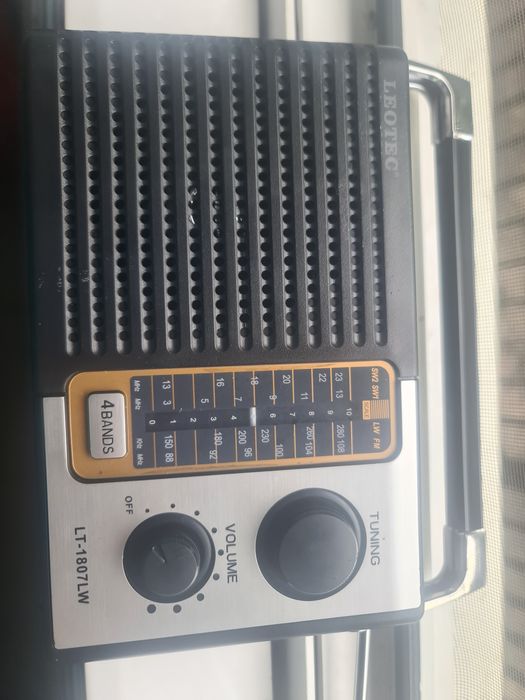 Vând 2 radio unu este cu caseta și tidi cel negru este doar radio