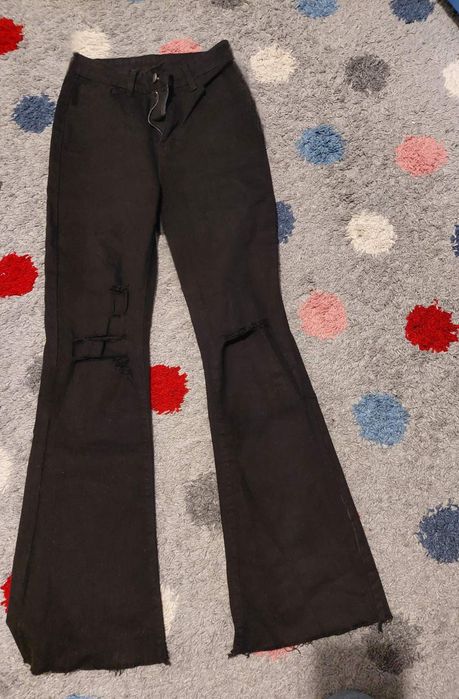 Черни дънки скъсани в коленете