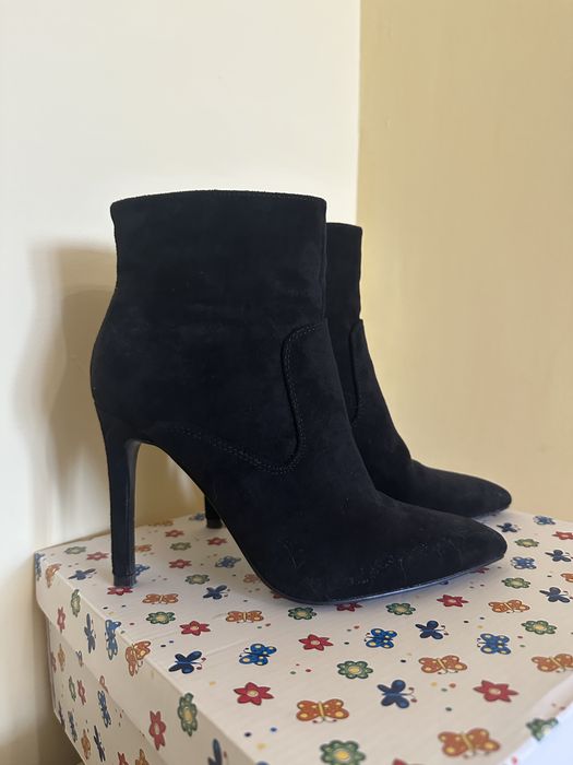 Три цвята велурени боти закупени от Humanic