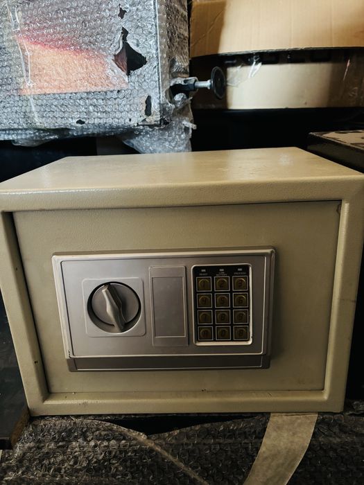Денежный ящик, сейфы.