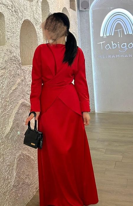 Продам красное платье размер S, почти новое”