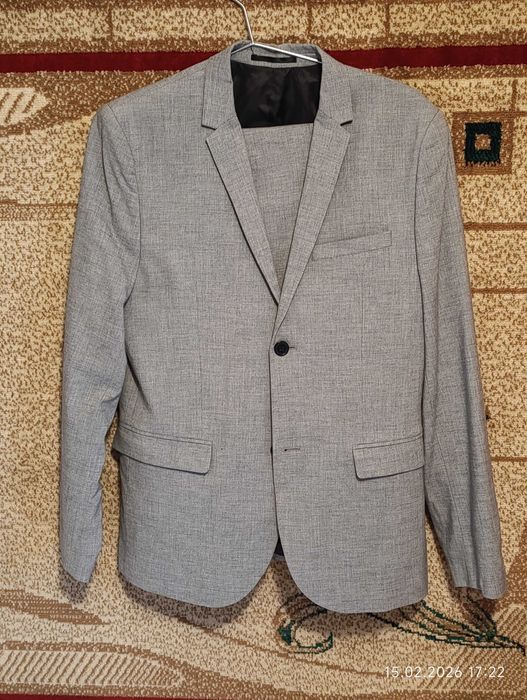 Серый костюм, размер 46.