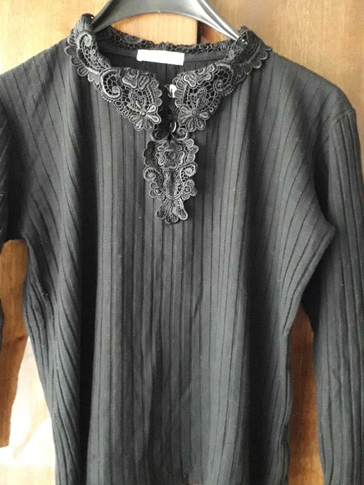 Дамска черна блуза с дълъг ръкав и дантелена яка