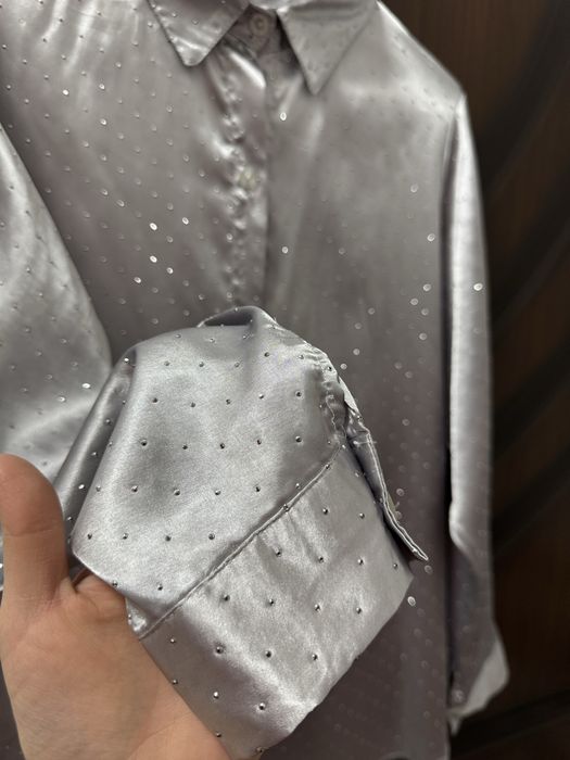 Атласная серая блузка со стразами