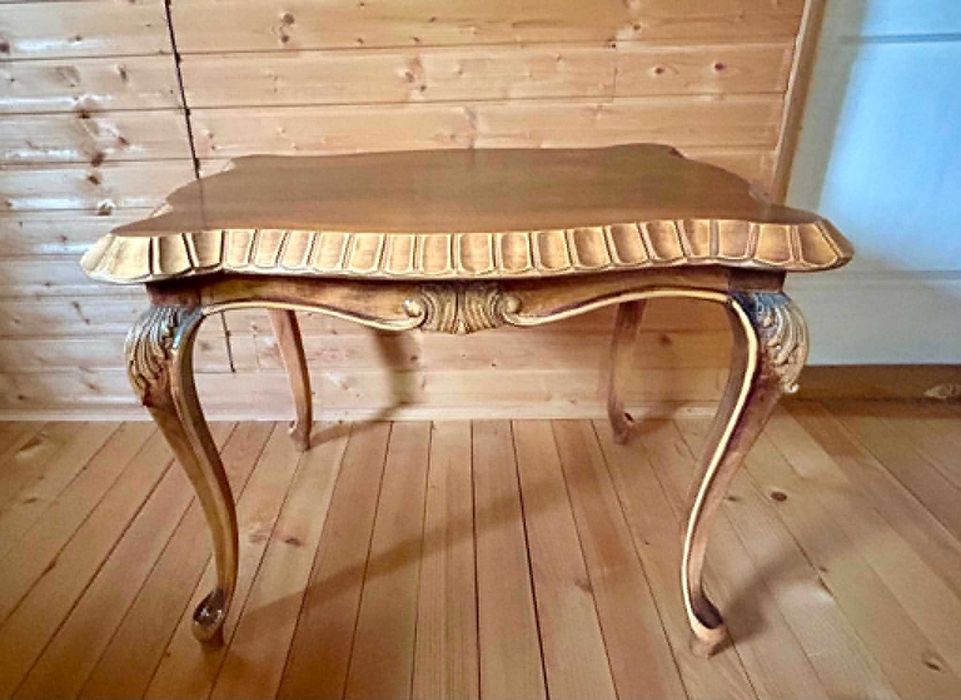 Masă elegantă din lemn masiv – stil clasic, deosebită