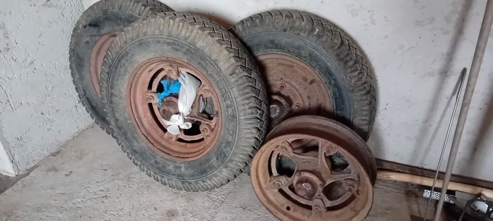 Cauciucuri și genți de vânzare 1200 lei Bucata