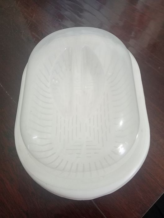 Хлебница белого цвета