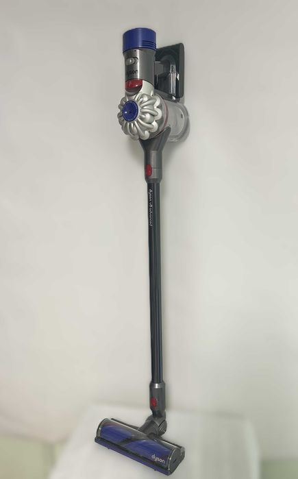 Вертикална прахосмукачка Dyson V8 Advanced с гаранция