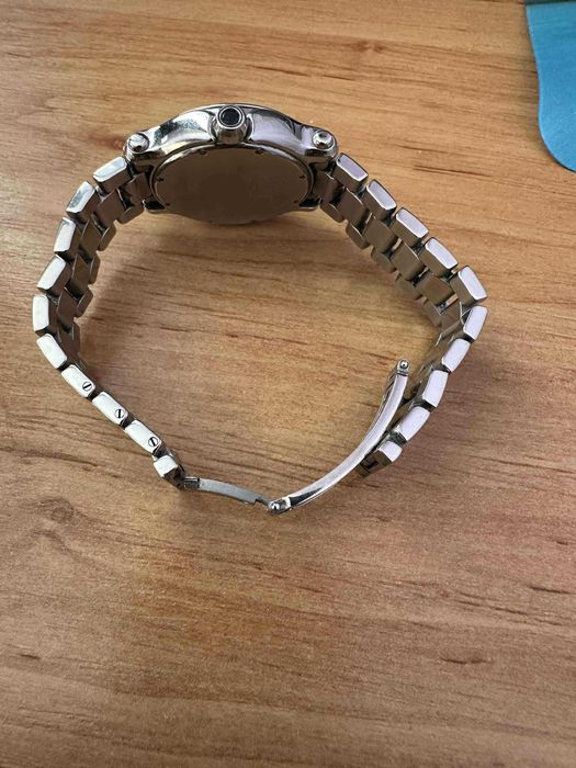 Продавам втора ръка дамски часовник Chopard Happy Sport.