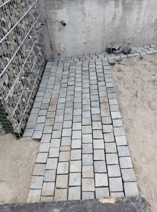 Vând piatră cubică naturală de pavaj istoric și montez