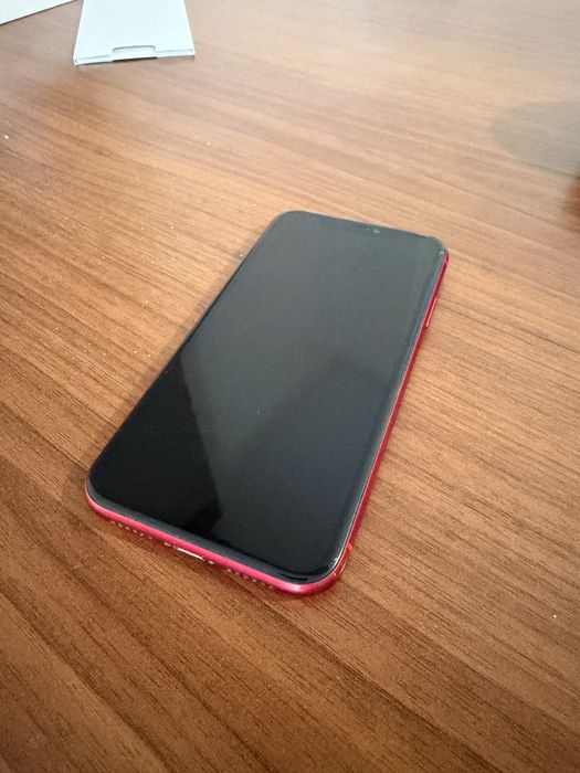 iPhone 11 червен