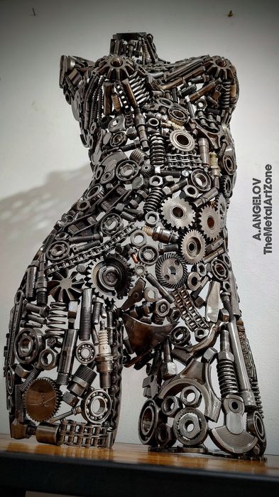 Женско тяло ( торс) от метални части