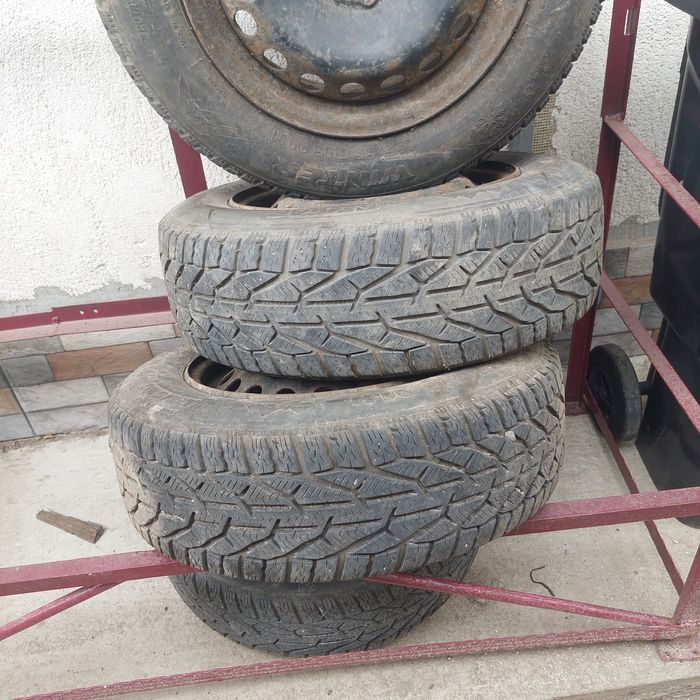 Vând anvelope iarnă folosite