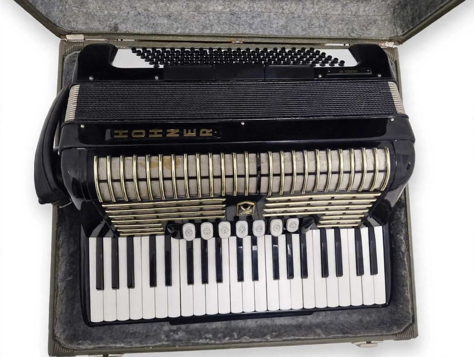 Vând acordeon Hohner Verdi 3  cu 120 de basi negru