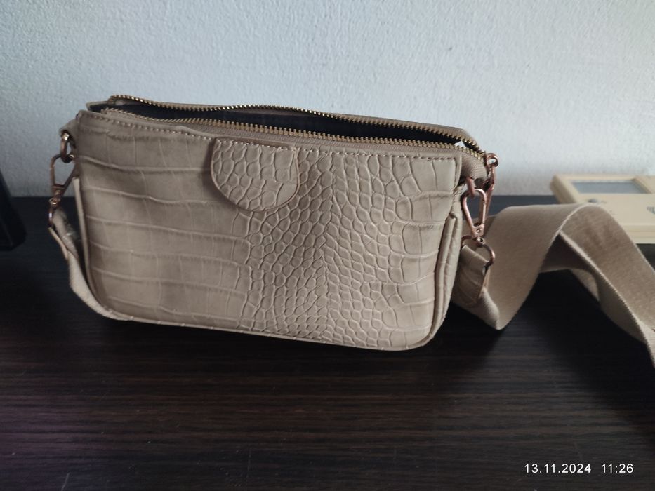 Vând geanta de umăr