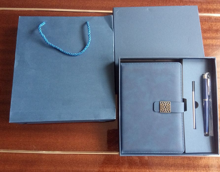 Подаръчен комплект тефтер и химикалка