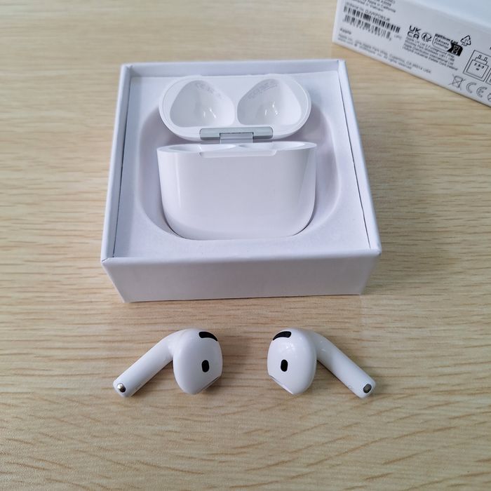 AirPods 4 cu Noise Cancelling