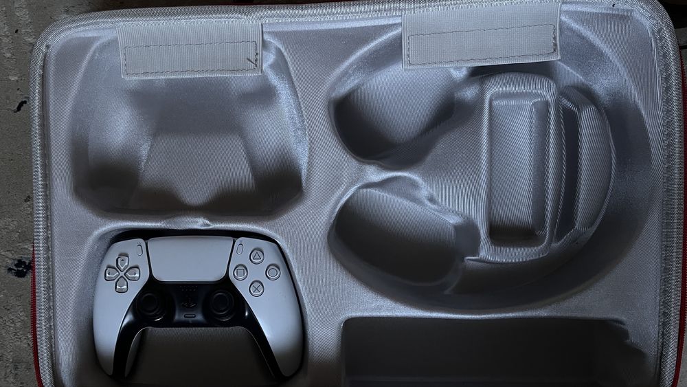 Dualsence джостик от PS5 и Кейс от PS5