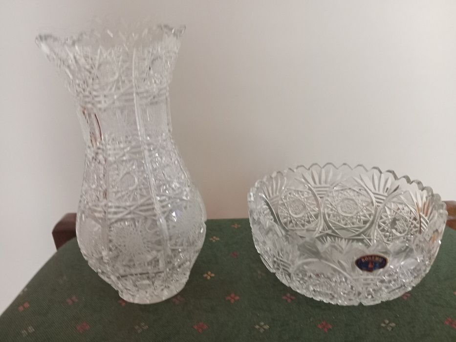 De vanzare o superba vaza cu o bomboniera