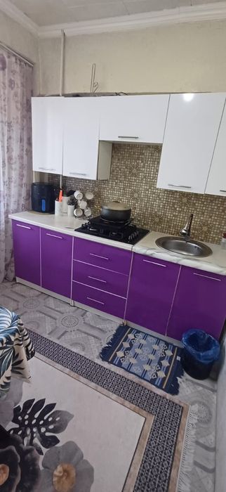 Кухонный гарнитур, холодильник, диван