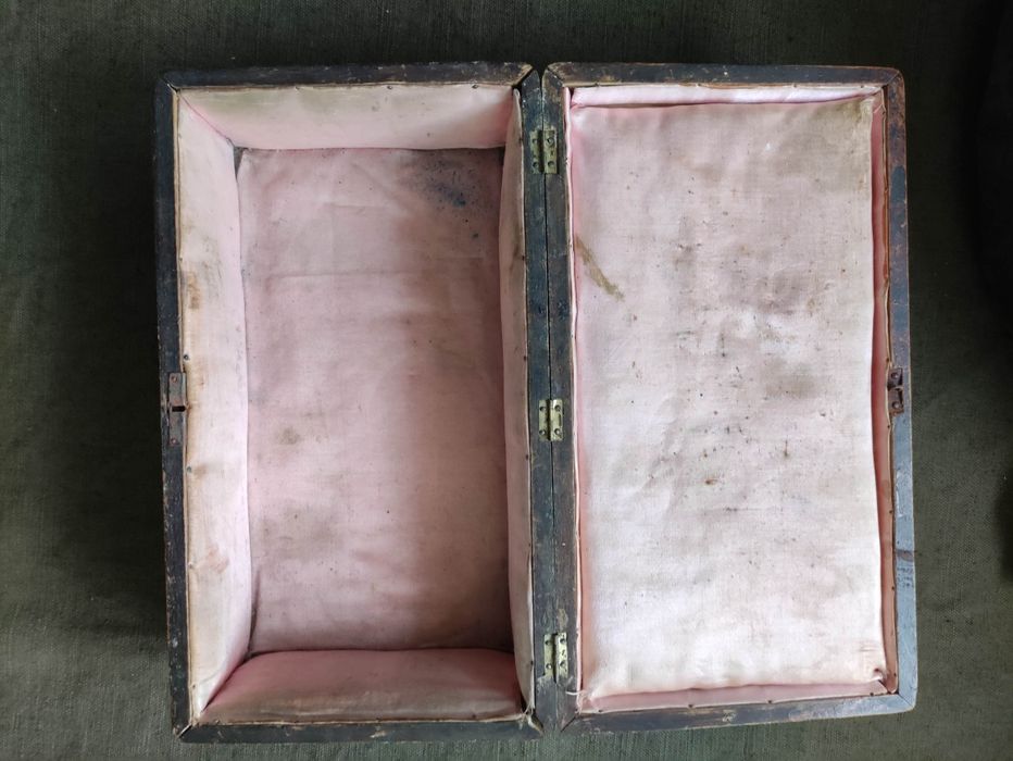 Продавам дървена  кутия за бижута