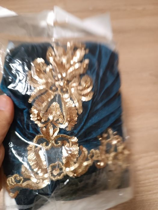 Shapka sotiladi yengi shapkalar sotiladi donasi 100 mingdan