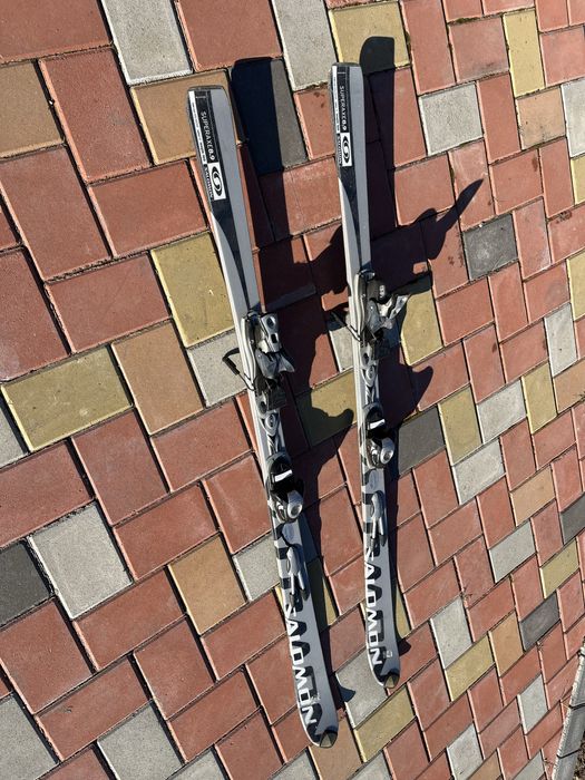 De vanzare 2 perechi de schiuri 160 cm.