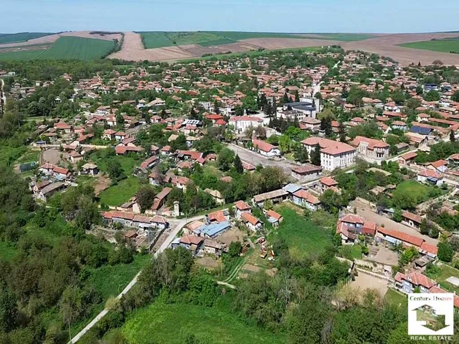 145320 Просторна, частично реновирана къща с 4 спални и голям двор в с. Полски Сеновец