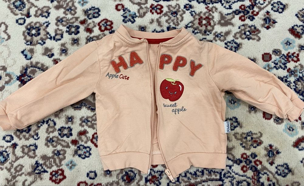 Қыздарға киімдер бар