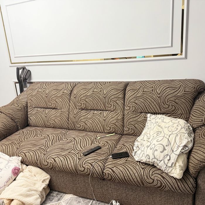 Шкафи и диван берите