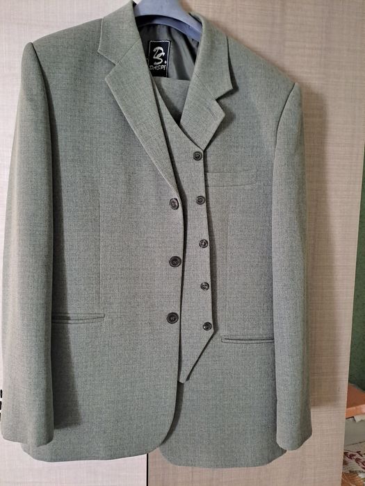 Vând costum bărbați 3 piese
