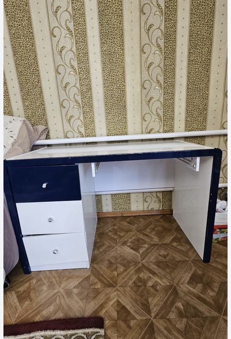 Кровать, стол и полка
