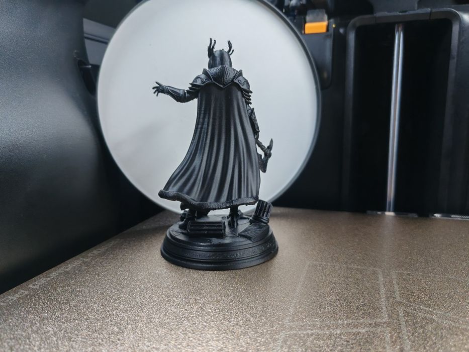 Figurină Colecție Dark Fantasy – Războinică cu Secure și Bază Dragon 3D Premium