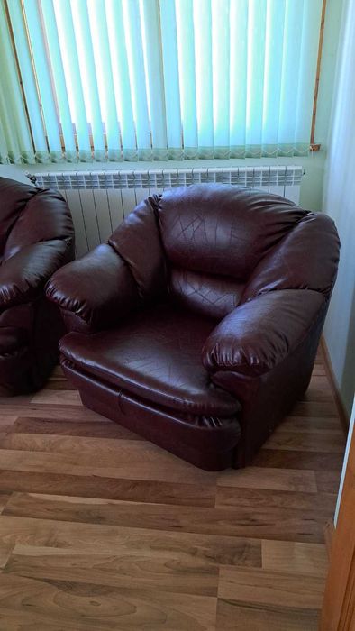 Дивани с два фотьойла от еко кожа .Без петна и скъсано ,без драскотини.