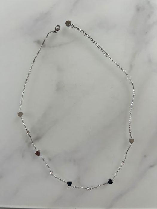 Сребърно дамско колие със сърца и камъни - нежно и елегантно