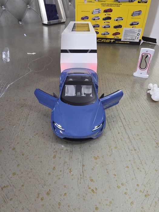 Tesla Roadster cu garaj complet.