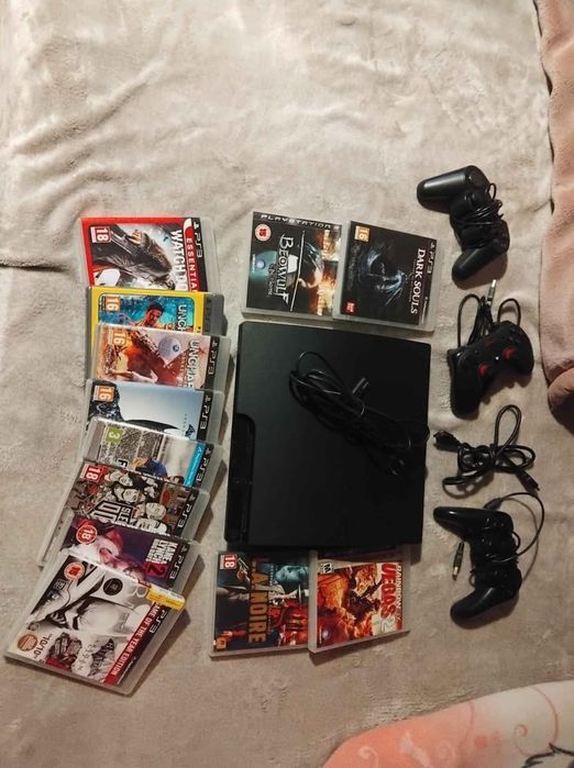 Vând PlayStation 3 slim complet cu 3 manete și 12 jocuri