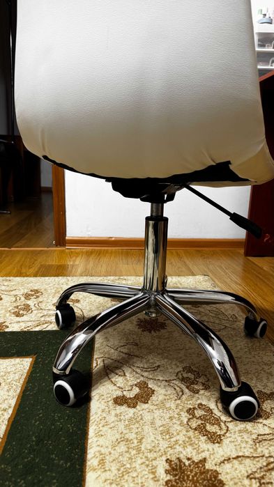 Рабочий офисный стул