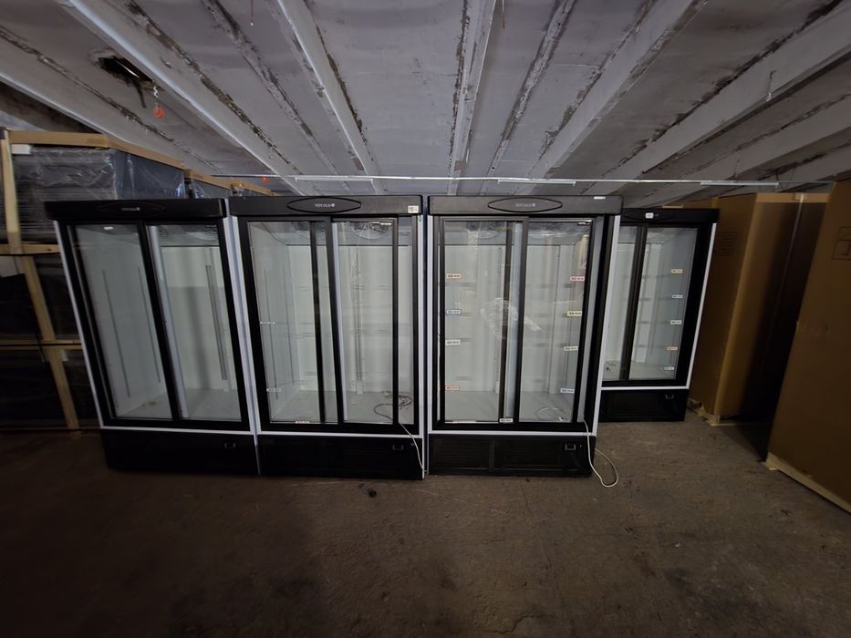 Вертикална хладилна витрина за напитки с плъзгащи врати 120х73х199 см