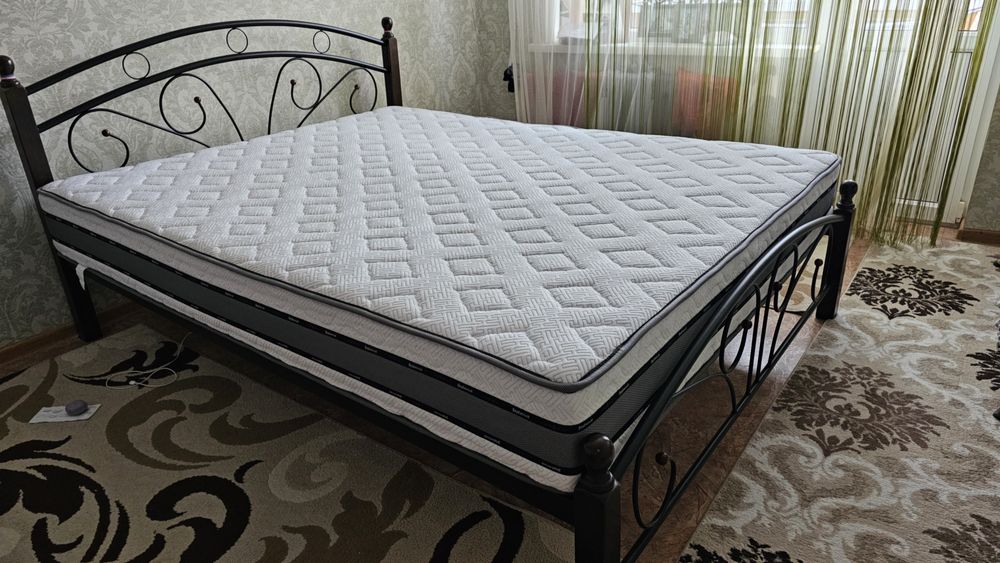 Продам кровать с ортопедическим матрасом