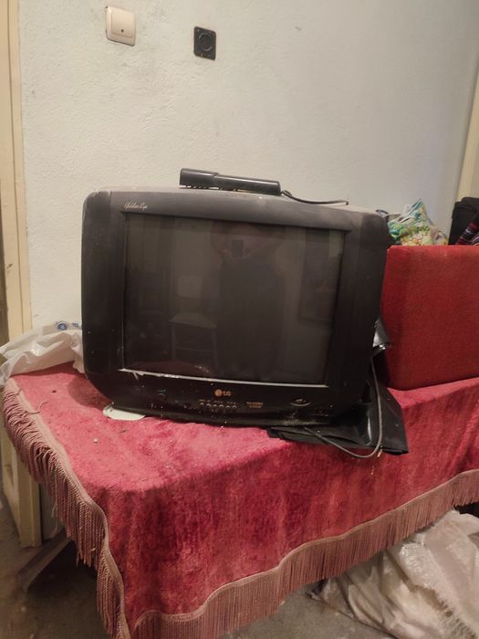 Два броя телевизори LG