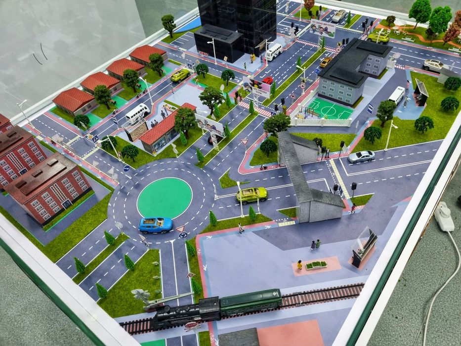Maket yo'l harakat xavfsizligi bo'yicha turli hil yasab beramiz