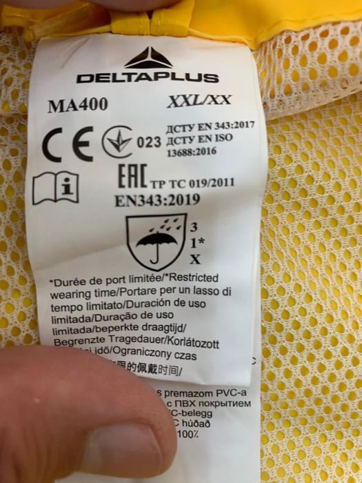 Дождевик-плащ водонепроницаемый.