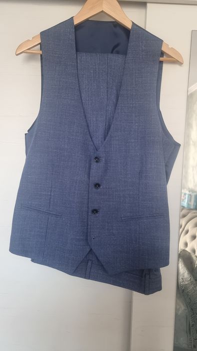 Costum escudo marimea 52 purtat o singura data