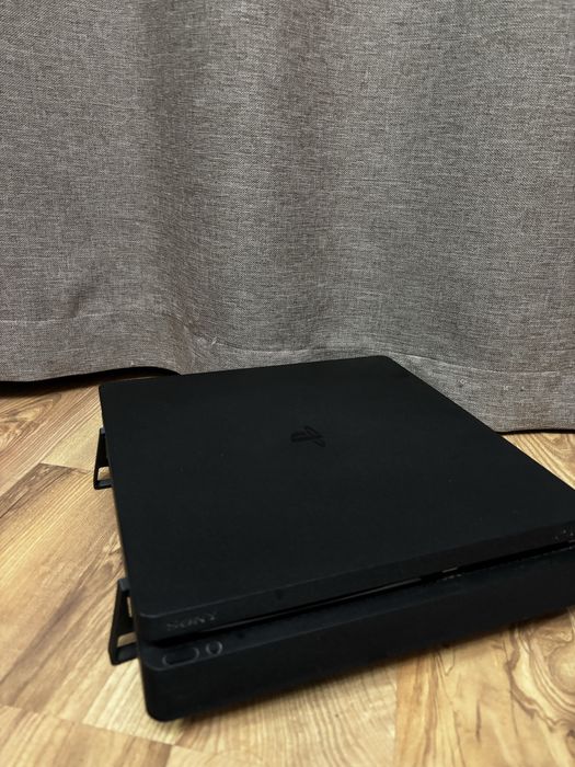 PlayStation 4 Slim 1TB + controller + jocuri – 850 lei