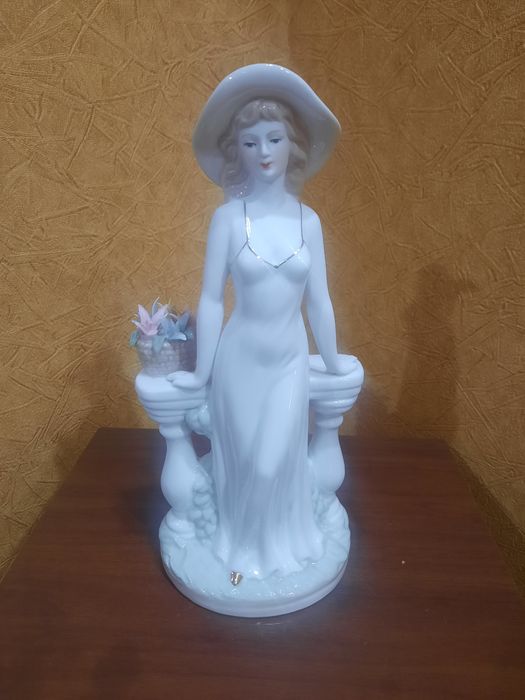 Большая, Фарфоровая статуэтка "Девушка на балконе". В отличном состоян
