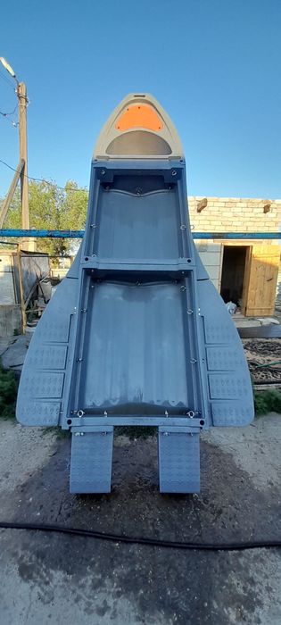 Лодка пластиковая
