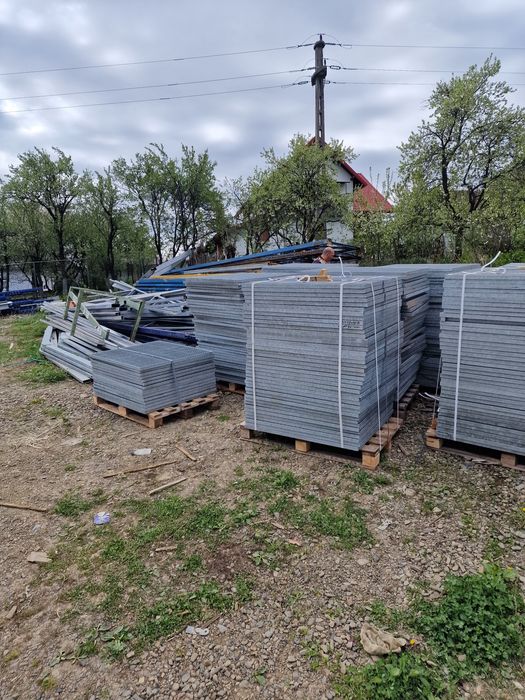 Gratare galvanizate noi, robuste și durabile, ideale pentru diverse aplicații în construcții sau amenajări exterioare. Acestea sunt fabricate din oțel
