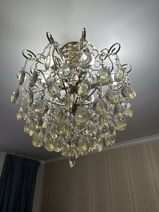 продам люстру, на 6 лампочек